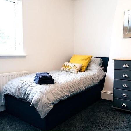 4 Bedroom - Sleep 9 Home In Cheadle Staffordshire - Alton Towers Polar Express Dimmingsdale Peak District Trentham Gardens Water World Bagian luar foto