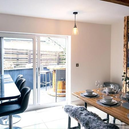 4 Bedroom - Sleep 9 Home In Cheadle Staffordshire - Alton Towers Polar Express Dimmingsdale Peak District Trentham Gardens Water World Bagian luar foto
