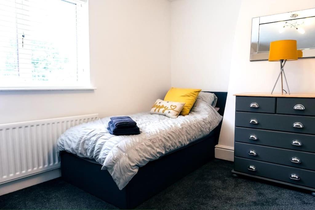 4 Bedroom - Sleep 9 Home In Cheadle Staffordshire - Alton Towers Polar Express Dimmingsdale Peak District Trentham Gardens Water World Bagian luar foto