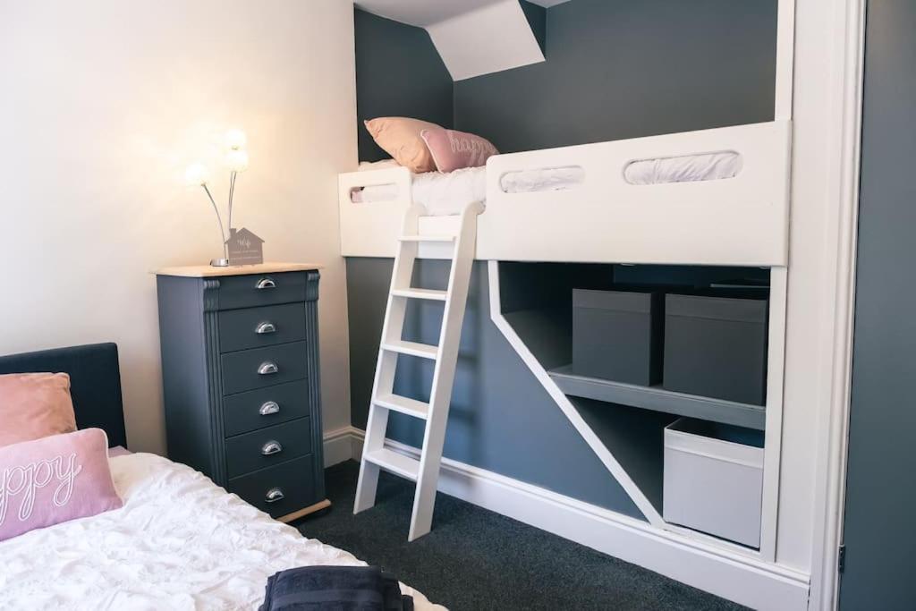4 Bedroom - Sleep 9 Home In Cheadle Staffordshire - Alton Towers Polar Express Dimmingsdale Peak District Trentham Gardens Water World Bagian luar foto