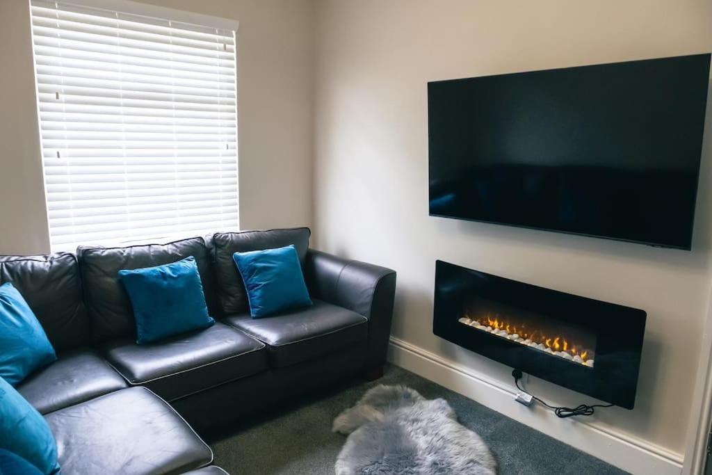 4 Bedroom - Sleep 9 Home In Cheadle Staffordshire - Alton Towers Polar Express Dimmingsdale Peak District Trentham Gardens Water World Bagian luar foto