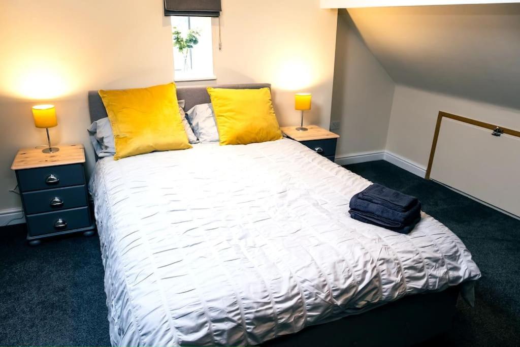 4 Bedroom - Sleep 9 Home In Cheadle Staffordshire - Alton Towers Polar Express Dimmingsdale Peak District Trentham Gardens Water World Bagian luar foto