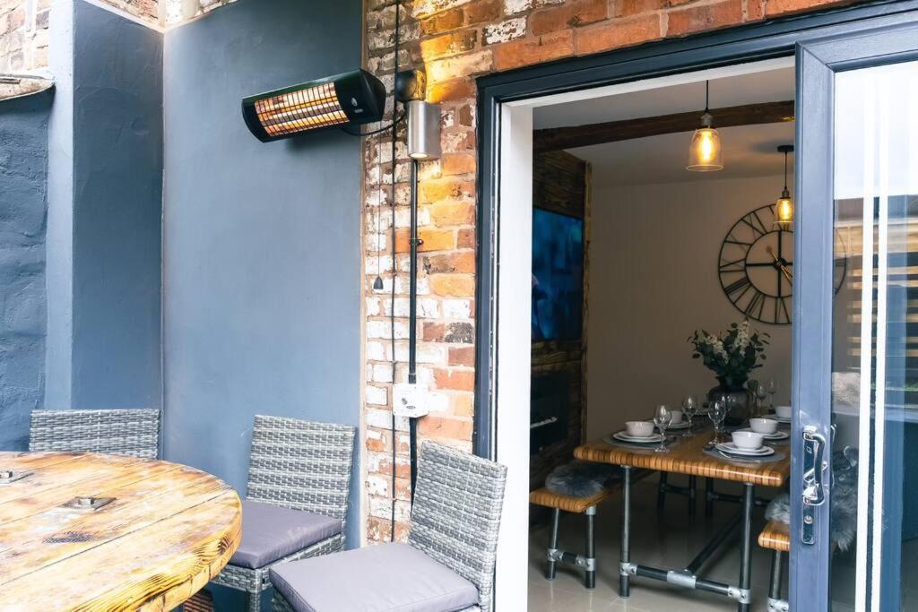 4 Bedroom - Sleep 9 Home In Cheadle Staffordshire - Alton Towers Polar Express Dimmingsdale Peak District Trentham Gardens Water World Bagian luar foto