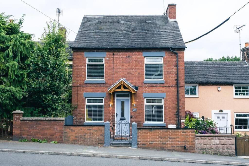 4 Bedroom - Sleep 9 Home In Cheadle Staffordshire - Alton Towers Polar Express Dimmingsdale Peak District Trentham Gardens Water World Bagian luar foto