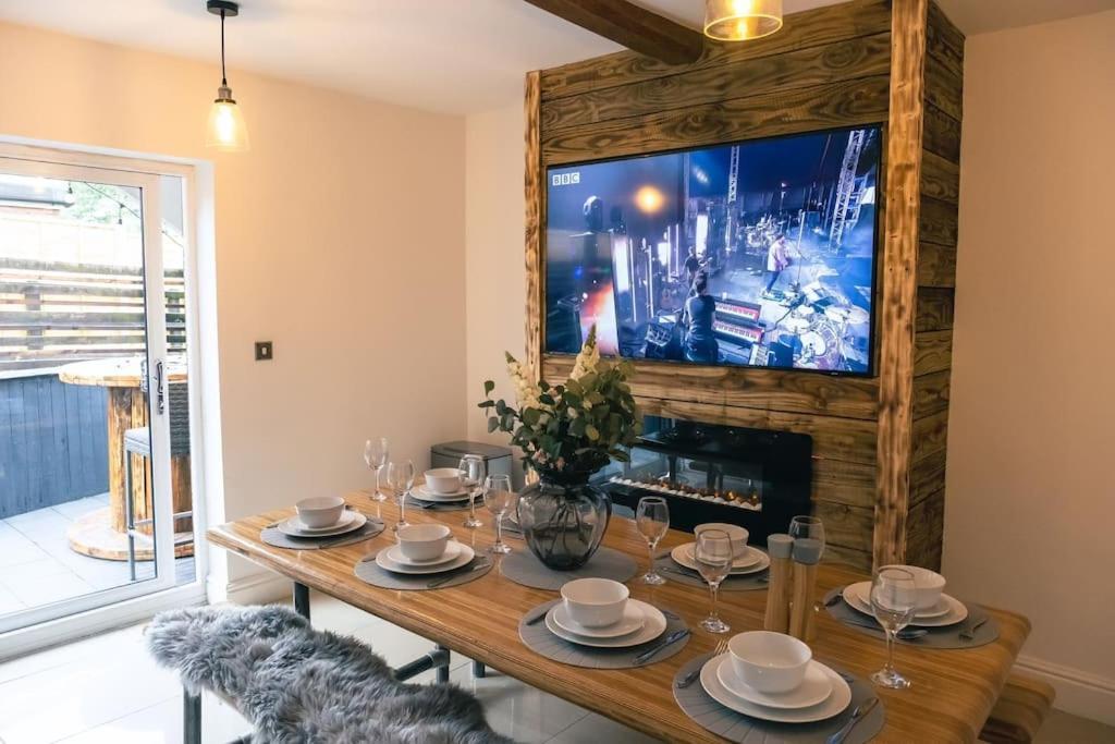 4 Bedroom - Sleep 9 Home In Cheadle Staffordshire - Alton Towers Polar Express Dimmingsdale Peak District Trentham Gardens Water World Bagian luar foto