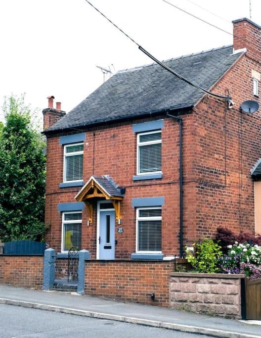 4 Bedroom - Sleep 9 Home In Cheadle Staffordshire - Alton Towers Polar Express Dimmingsdale Peak District Trentham Gardens Water World Bagian luar foto