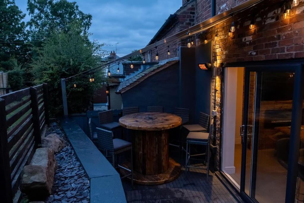 4 Bedroom - Sleep 9 Home In Cheadle Staffordshire - Alton Towers Polar Express Dimmingsdale Peak District Trentham Gardens Water World Bagian luar foto