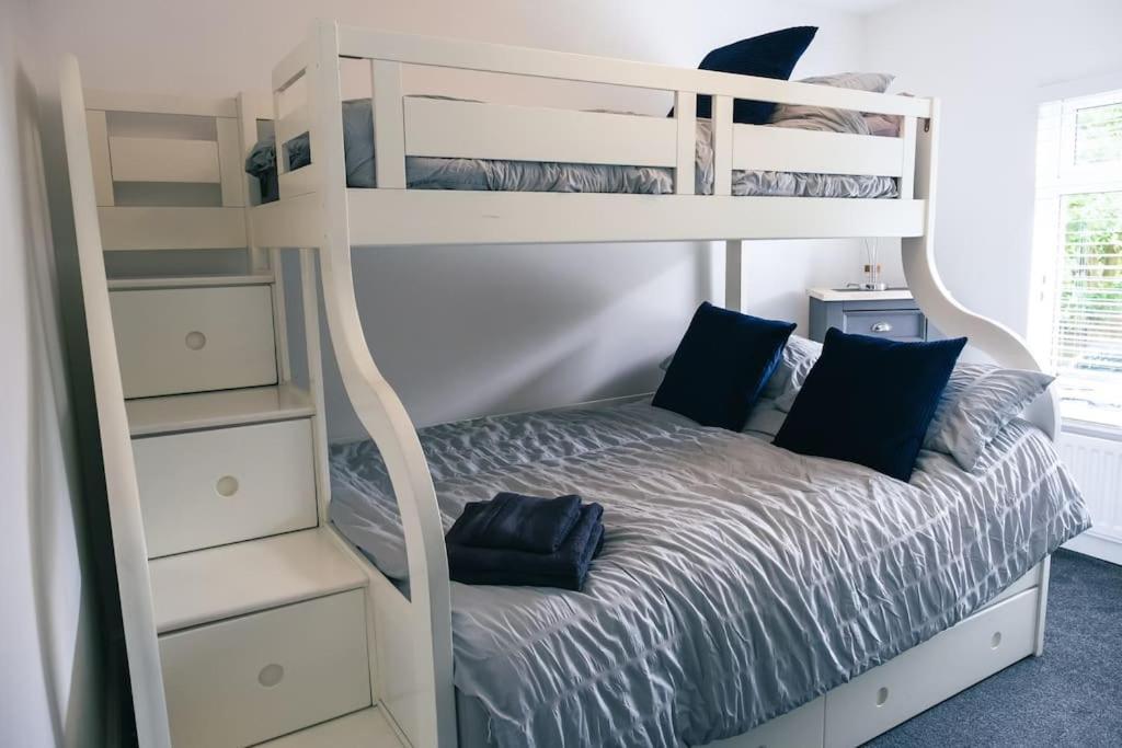 4 Bedroom - Sleep 9 Home In Cheadle Staffordshire - Alton Towers Polar Express Dimmingsdale Peak District Trentham Gardens Water World Bagian luar foto