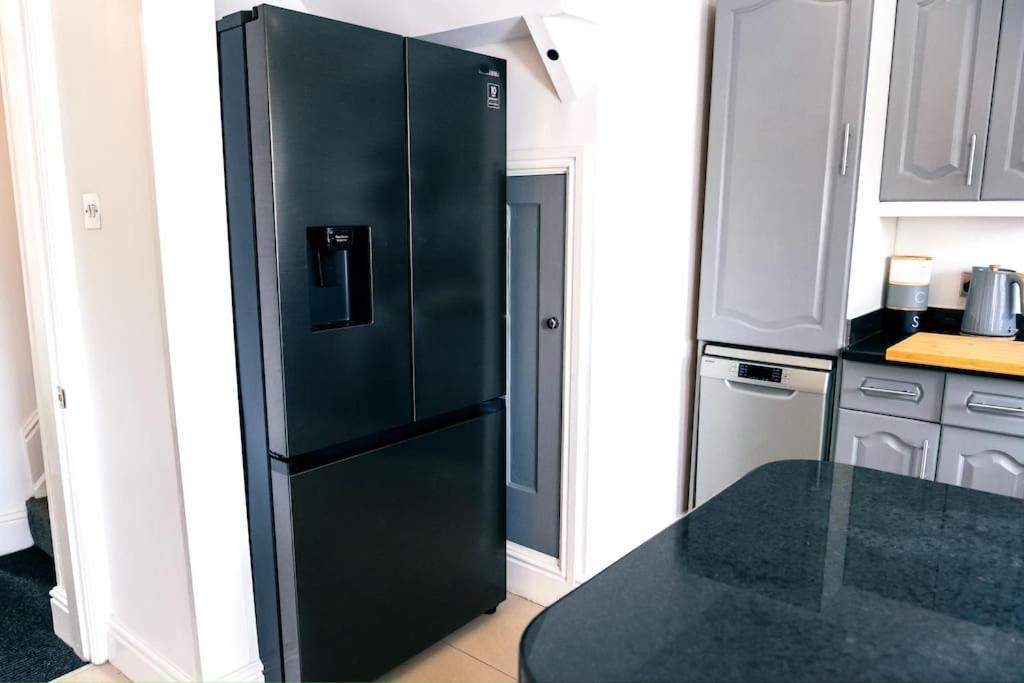 4 Bedroom - Sleep 9 Home In Cheadle Staffordshire - Alton Towers Polar Express Dimmingsdale Peak District Trentham Gardens Water World Bagian luar foto