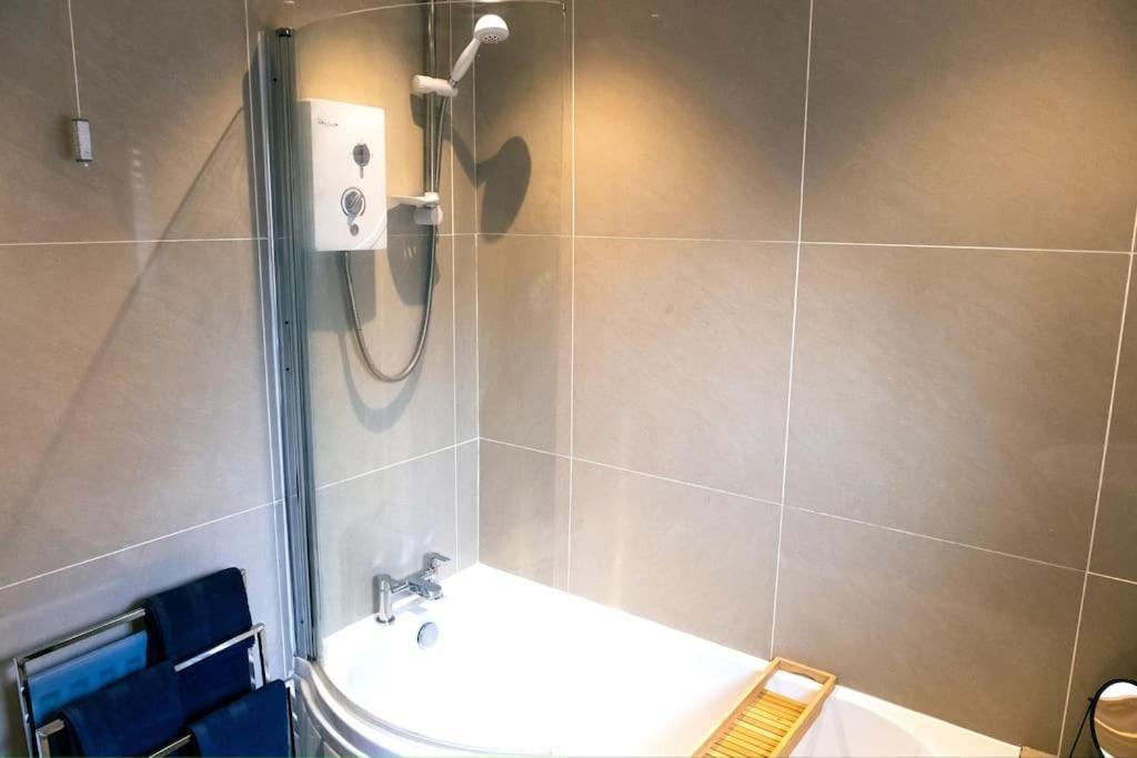 4 Bedroom - Sleep 9 Home In Cheadle Staffordshire - Alton Towers Polar Express Dimmingsdale Peak District Trentham Gardens Water World Bagian luar foto