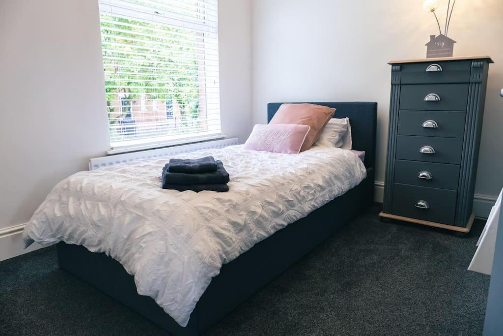 4 Bedroom - Sleep 9 Home In Cheadle Staffordshire - Alton Towers Polar Express Dimmingsdale Peak District Trentham Gardens Water World Bagian luar foto