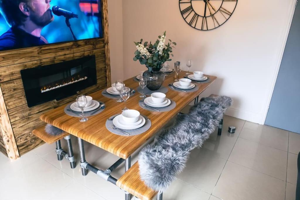 4 Bedroom - Sleep 9 Home In Cheadle Staffordshire - Alton Towers Polar Express Dimmingsdale Peak District Trentham Gardens Water World Bagian luar foto