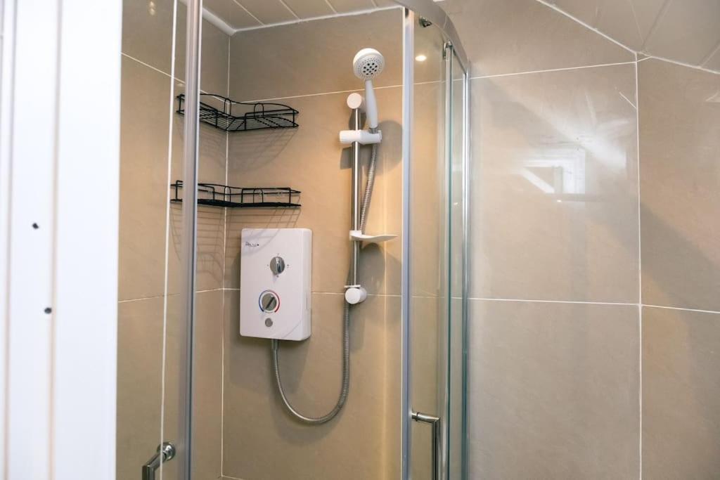 4 Bedroom - Sleep 9 Home In Cheadle Staffordshire - Alton Towers Polar Express Dimmingsdale Peak District Trentham Gardens Water World Bagian luar foto