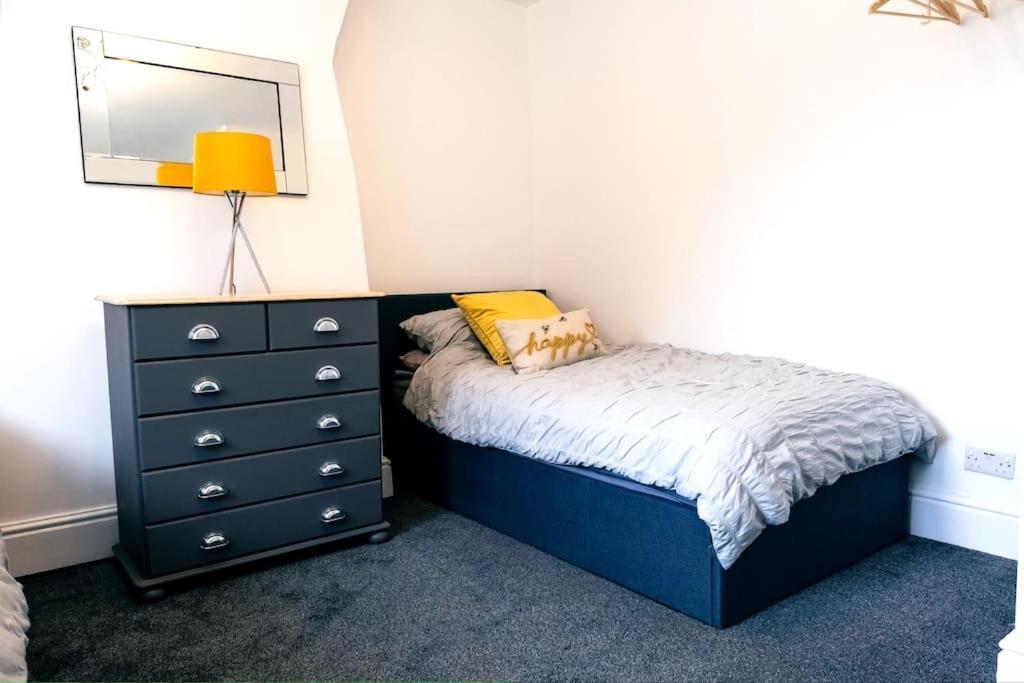 4 Bedroom - Sleep 9 Home In Cheadle Staffordshire - Alton Towers Polar Express Dimmingsdale Peak District Trentham Gardens Water World Bagian luar foto