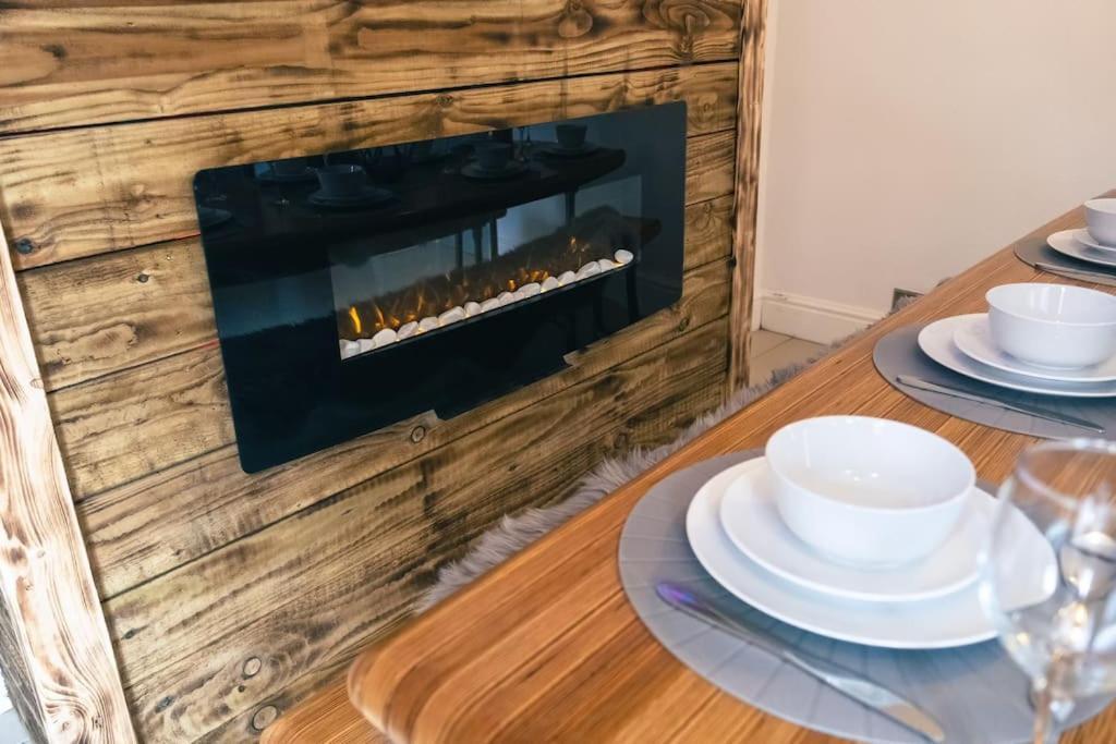 4 Bedroom - Sleep 9 Home In Cheadle Staffordshire - Alton Towers Polar Express Dimmingsdale Peak District Trentham Gardens Water World Bagian luar foto