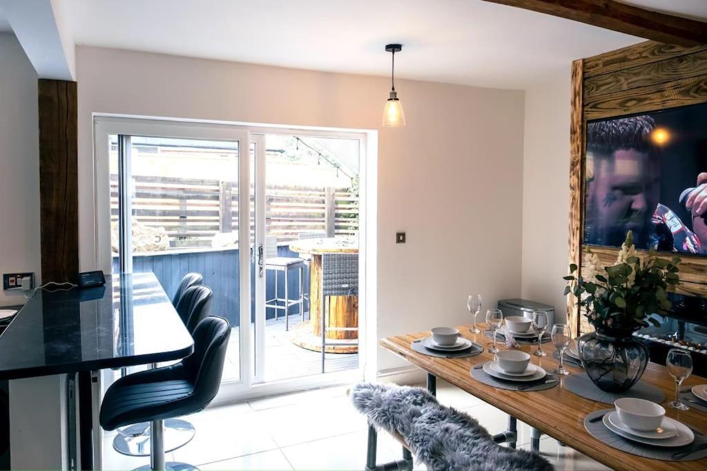 4 Bedroom - Sleep 9 Home In Cheadle Staffordshire - Alton Towers Polar Express Dimmingsdale Peak District Trentham Gardens Water World Bagian luar foto