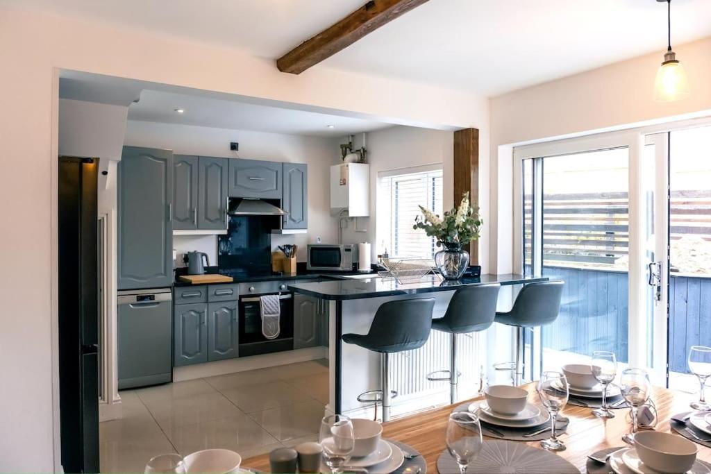 4 Bedroom - Sleep 9 Home In Cheadle Staffordshire - Alton Towers Polar Express Dimmingsdale Peak District Trentham Gardens Water World Bagian luar foto