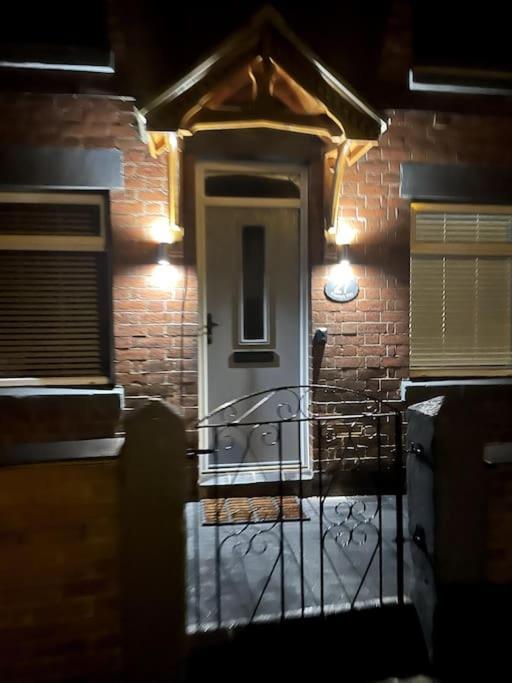 4 Bedroom - Sleep 9 Home In Cheadle Staffordshire - Alton Towers Polar Express Dimmingsdale Peak District Trentham Gardens Water World Bagian luar foto
