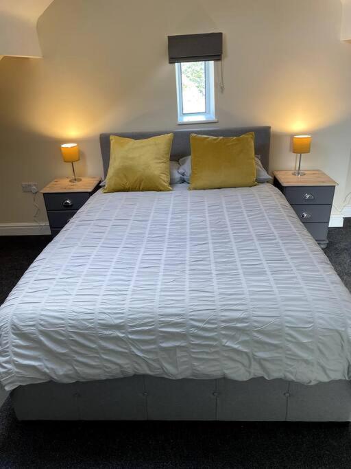 4 Bedroom - Sleep 9 Home In Cheadle Staffordshire - Alton Towers Polar Express Dimmingsdale Peak District Trentham Gardens Water World Bagian luar foto