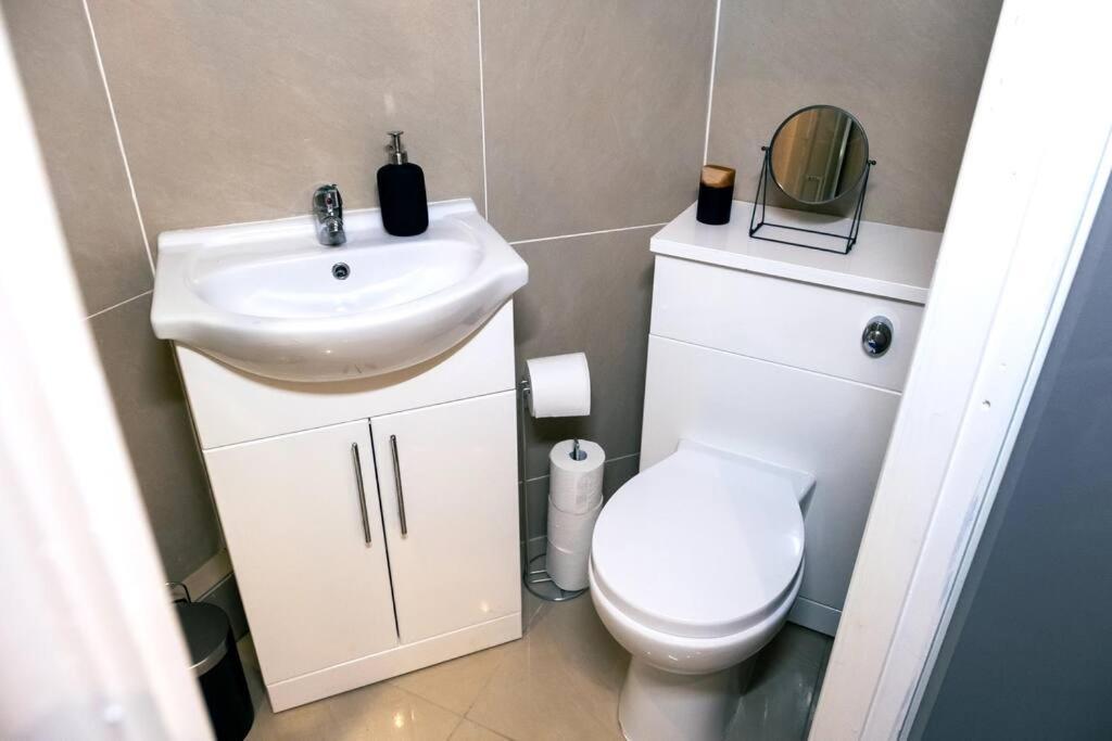 4 Bedroom - Sleep 9 Home In Cheadle Staffordshire - Alton Towers Polar Express Dimmingsdale Peak District Trentham Gardens Water World Bagian luar foto