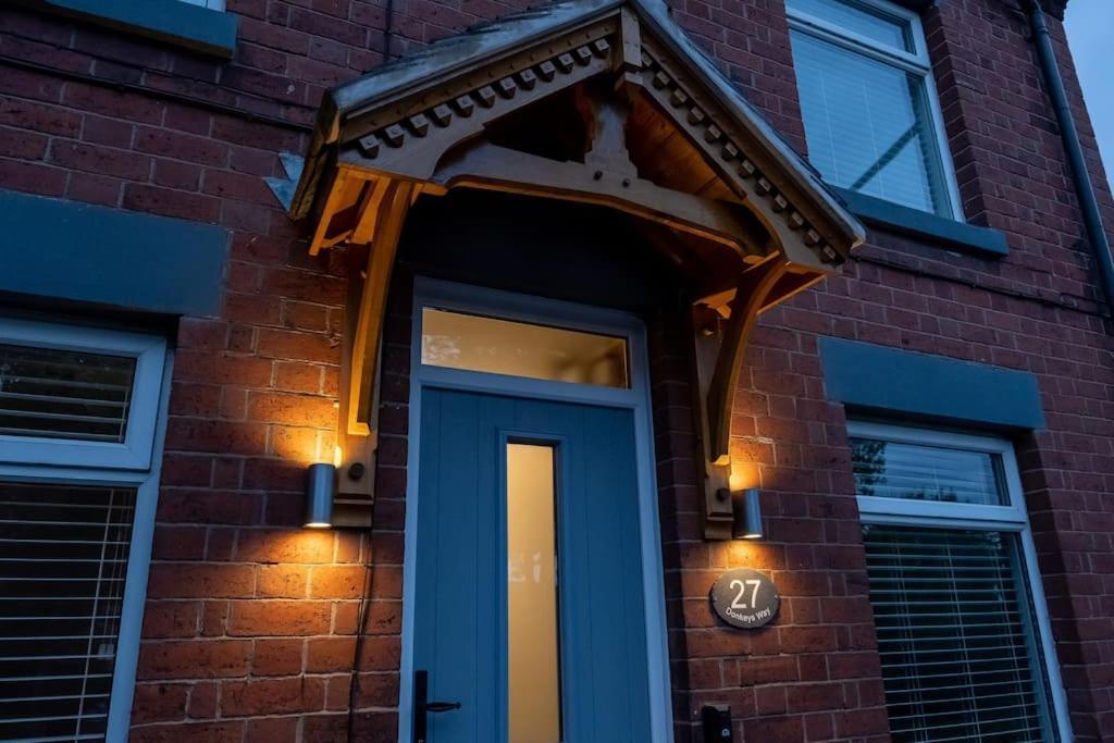 4 Bedroom - Sleep 9 Home In Cheadle Staffordshire - Alton Towers Polar Express Dimmingsdale Peak District Trentham Gardens Water World Bagian luar foto