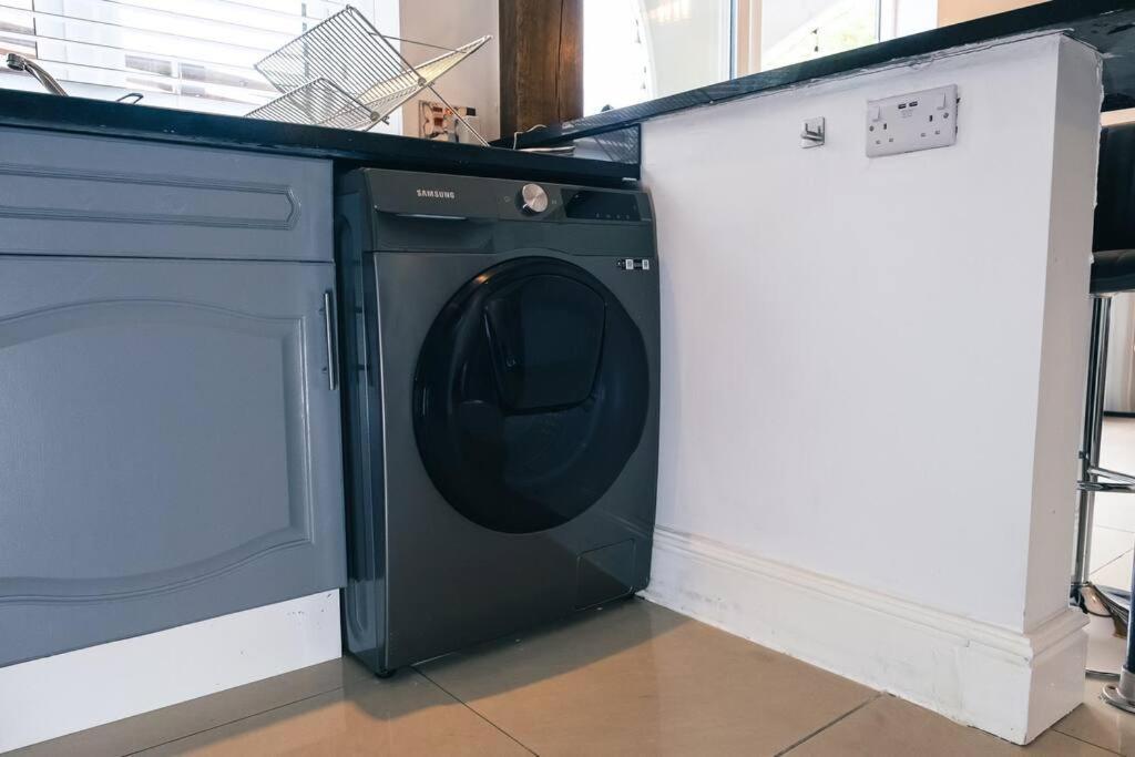 4 Bedroom - Sleep 9 Home In Cheadle Staffordshire - Alton Towers Polar Express Dimmingsdale Peak District Trentham Gardens Water World Bagian luar foto