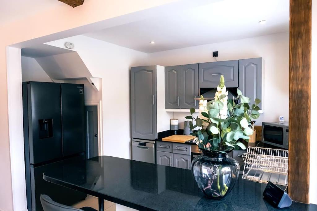 4 Bedroom - Sleep 9 Home In Cheadle Staffordshire - Alton Towers Polar Express Dimmingsdale Peak District Trentham Gardens Water World Bagian luar foto